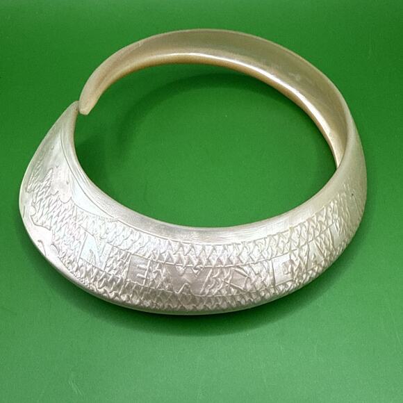 Unbranded Jewelry - Vtg Iridescent Mother Of Pearl Carved Cuff Bracelet New Caledonia Bangle Shell